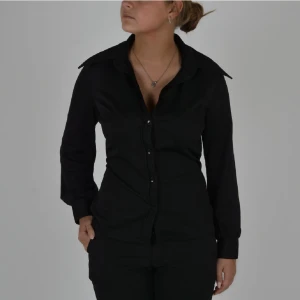 Snygg skjorta - Säljer nu denna fina, stilrena skjorta. I bra skick!