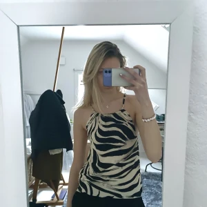 Cool topp från ginatricot - Cool zebra topp från Ginatricot. Storlek xxs men passar även S då den är stretchiga och justerbar. Helt oanvändbar med prislapp på.