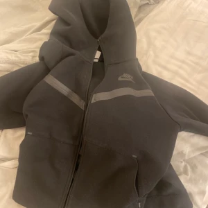 Nike teech fleece - Säljer denna svarta nike teech fleece pga att den inte kommer till användning. Den är i storlek xs i dam. Säljer för 500 kr och man står för frakten 💕 