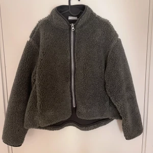 Teddy jacka - Grå oversized teddyjacka från weekday. Super mysig i det kalla vädret.