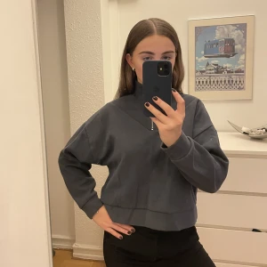 Croppad tröja med zipup - Gråblå croppad tröja i bomull, köpt i Australien på Kookai. Zippper i kragen! 