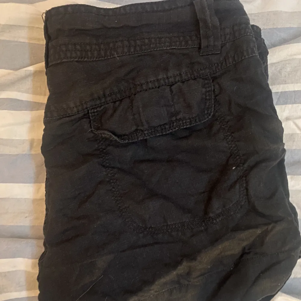 Svarta lågmidjade shorts i storlek 42😊. Shorts.