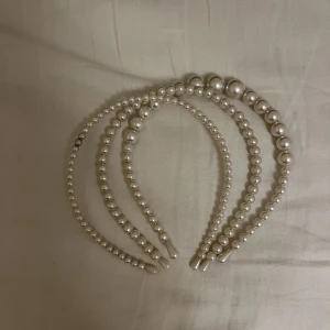 3 st pärl diadem - Tre pärl diadem köpta på shein. Alla är i bra skick förutom att den med minst pärlor har lite svart färg mellan 2 av pärlorna. ~en för 10kr ~tre för 25kr