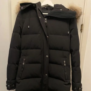 Vinterjacka Hollies, strl 36 - Säljer nu min fina Hollies jacka, strl 36 Knappt använd en vinter, jättebra skick!  Ordinare pris - 5000:-