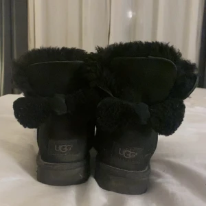 Äkta Uggs  - Unika Uggs med rosetter köpta på en outlet i USA. Använt skick, men går att få fina. Jätte söta men tyvärr har jag växt ur dom. Storlek 38. Väldigt sköna å varma.❤️