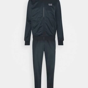 EA7 Emporio Armani Tracksuit - Helt Nya EA7 EMPORIO ARMANI Tracksuit MÖRKBLÅ. Storlek M. Priset kan diskuteras vid snabb affär. Helt Nya kostar 1,5.