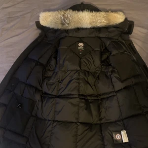 Canada goose jacka herr - Hej! Jag säljer min killes canada goose jacka i strl Xs men passar S-M också. Jackan är i nästan ny skick 8/10, bara använd en vinter med en bra vårdnad av jackan dvs Jackan är felfri. Priset för jackan är 3250kr, kan sänka priset vid snabb affär.