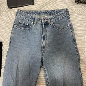 Rowe weekday jeans i storlek 27/32. Lite slitna/smutsiga vid kanten nere vid skorna men annars bra skick och supersköna. Höga i midjan och lösa/ långa ben.