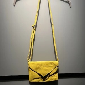 Gul väska - Gul vintage väska. Anpassningsbar så går att ha både som axelväska och crossbody. Sparsamt använd och är rymlig! Har ni några frågor så hör gärna av er:)