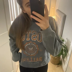 Superfin tröja  - En jättefin tröja köpt på urban outfiter! Säljer pga brist på användning, skriv för frågor❤️