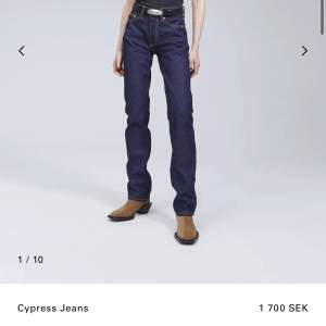Säljer mina eytys jeans då dom aldrig kommit till användning pågrund av att de inte är min stil. Nypris 1700 säljer för 500. Kvitto finns! Storlek 28/34, motsvarar ungefär 26-27 då dom är väldigt små i storleken. 