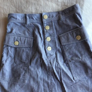 Lila manchester kjol & other stories - Knappt använd supersöt kjol från & other stories. Passar nog dig som brukar bära 34/38