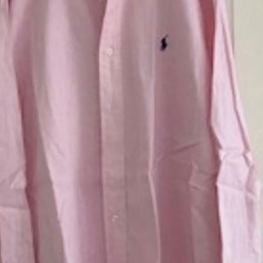 Skjorta button down rosa bomull , längd 78 cm Bredd 62cm känns rått rymlig mer L än M Mycket bra skick som ny. Övrigt.