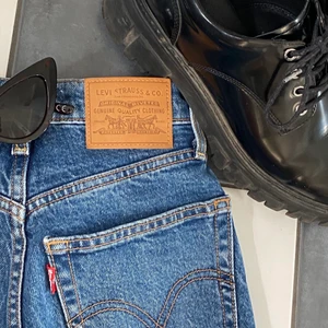 LEVIS JEANS - Levis jeans i nyskick! Jag har bara använt dem ett fåtal gånger och de sitter jättefint. Själv har jag svårt att hitta jeans som sitter åt bra i midjan, men dessa passar väldigt bra, så ett stort tips!  De är inköpta för cirka 1000 kr och jag säljer dem nu för 299, så passa på ;) Skriv till mig om du vill ha fler bilder!