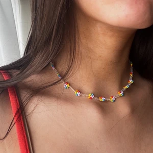 Pärlar smycken på beställning ❤️ - Finns i massa olika färger och former så hör av dig! Gör på beställning men de på bilderna går självklart att beställa eller inspirera! ✨   Halsband: 50kr Armband: 30kr Ringar: 5 för 30kr  Obs! Priser kan variera efter design!