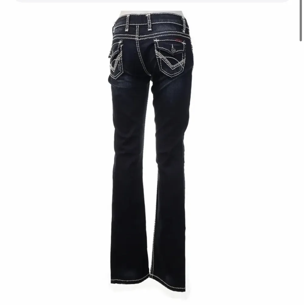 Coolaste fickorna o allt!! Köpta för 220kr aldrig använda då de va för långa på mig! Skulle säga de passar någon som är 175+💞💞. Jeans & Byxor.