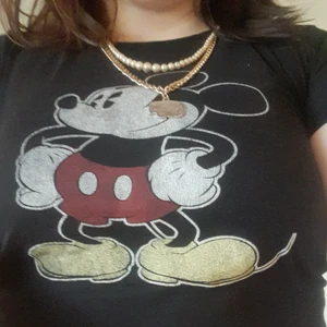 Mussepig magtröja - Denhär magtröjan köpte jag för 5 år sen, den är i bra skick förutom att färgen har flagnat lite, den var mer färgglad förut. 🐭