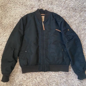 Bomberjacka alfa  - Aldrig använd. Mörkblå.