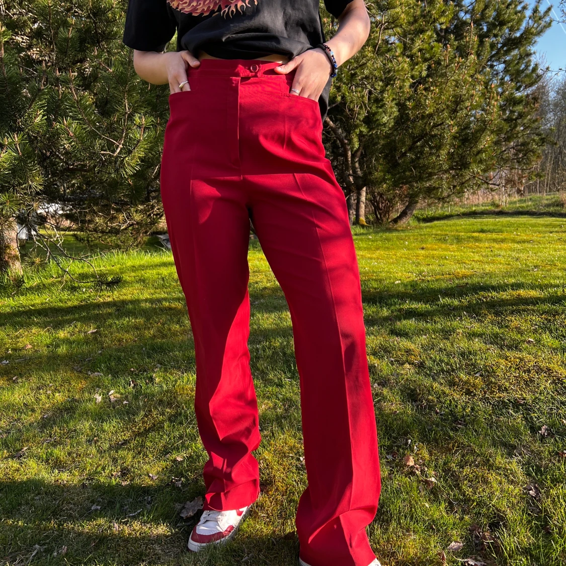 Röda kostymbyxor 