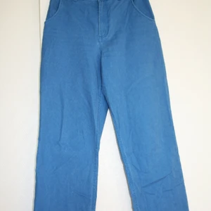 Monki blå byxor storlek 38  - Byxor med stark blå färg, Vida ben. 