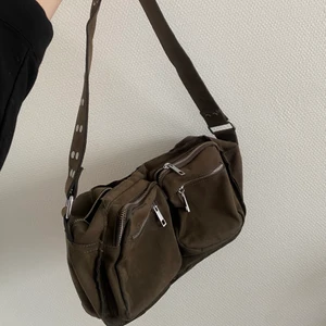 Noella väska - Köpt på plick men inte riktigt min stil, finns långt band med!!💜 Grön, största storleken