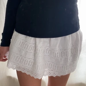 Vit kjol - Säljer denna fina kjolen!! Jättefint skick. ❣️🙌🏽 köparen står för frakt 