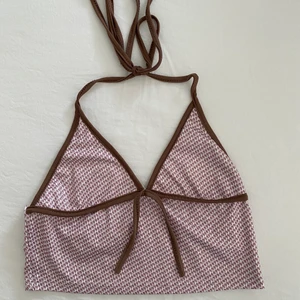 Halterneck topp - Köpt på depop, sista bilden är lånad. Aldrig använd, frakt inräknat :)