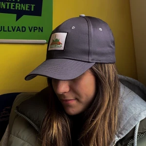 Gröna lund keps 🎢🎡 - (För att förtydliga är denna keps VIP för anställda grönalundare, alltså inte töntig merch)   Nyskick såklart (orörd och inplastad) 🙈 Justerbar så den passar alla huvuden.    Riktig banger 💧 då ingen förutom dom som jobbar grönan har sån keps.