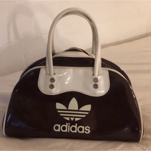 Adidas väska  - Säljer denna bruna adidas väskan, kommer aldrig till användning men den är fruktansvärt cool. Den har några fläckar inuti men det är ingenting man lägger märke på ifall man har någonting i väskan. 