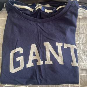 Gant t-shirt marinblå, storlek S men skulle också passa XS. 