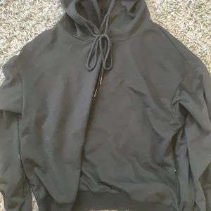 Hoodie,S - En hoodie från shein med ett fint motiv på baksidan, storlek S. Endast andvänd 3 ggr💗 väldigt tunt material.