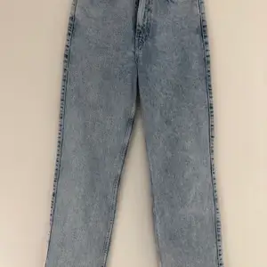 Ljusblå jeans i modellen ROWE från Weekday. Raka i benen, sitter jättefint. W24 L30 passar XS-S. Ny skick.  Priset är inklusive frakt. 