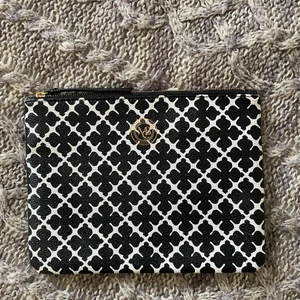 Melene birger clutch/väska  - Köpt begagnad men blev inte som jag hade tänkt mig. Någon fläck på insidan därav billigt pris. 230kr  inklusive frakt, pris kan diskuteras vid snabb affär. Vill gärna bli av med den 22x16 cm