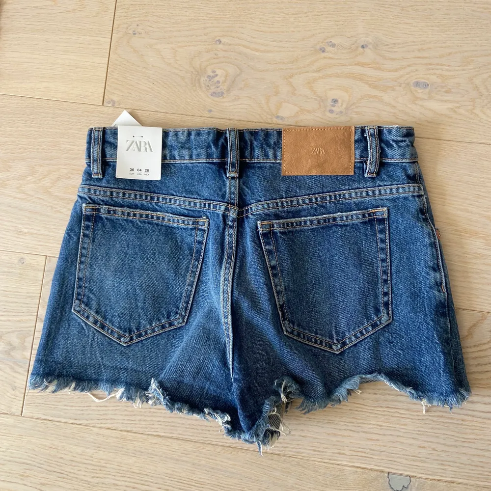 Säljer mina helt oanvända zara shorts då dem tyvärr är lite små för mig. Modellen heter Mid-Rise o är slutsålda på hemsidan.💜. Shorts.