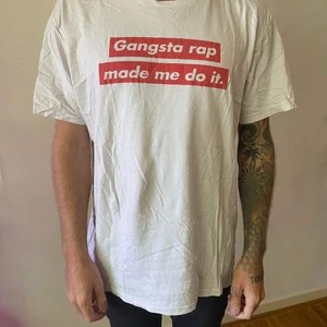 T-shirt för den som skyller ifrån sig - Yes, den här är lösningen på alla dina framtida problem. Så länge du inte proddar gangster rap så rekommenderar jag varmt denna t-shirt när du hamnar i klistret! Xl och jag är 183 cm även fair trade 🧚‍♂️ 