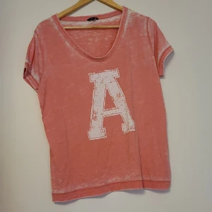 T-shirt från Lindex - T-shirt med tryck från Lindex.