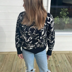 monki tröja - nästan oanvänd tröja från monki, köpt i sommras å användt 2-3 gånger sen dess, skriv för mer bilder och info🙌🏻💕