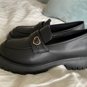 Söta skor - Säljer de här skorna då dom inte är min smak och är lite för små för mig!:) Storleken är 41 men är som 40. De är helt oanvänd btw. Fråga om fler bilder!❤️