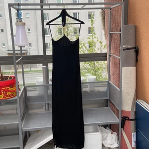 Sinéquanone Klänning (svart)  - Svart lång klänning. Får dina kurvor att se fantastiskt ut tyvärr är jag lite för kort för den. Har aldrig haft på mig den ute bara hemma och provat på den.