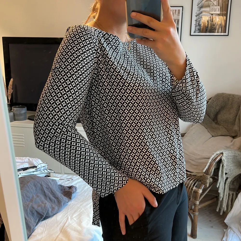 Blus från Zara i ett svartvitt mönster🖤🤍. Storlek M men skulle säga att den är mer som en S då den är lite tajt i ärmarna. Enkel rak modell.. Blusar.