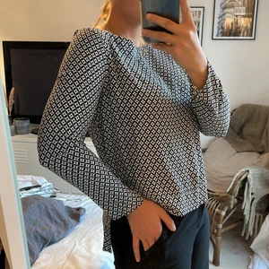 Blus från Zara - Blus från Zara i ett svartvitt mönster🖤🤍. Storlek M men skulle säga att den är mer som en S då den är lite tajt i ärmarna. Enkel rak modell.