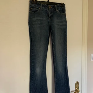 Lowrise jeans - (säljs då mamma rensade sin garderob från 90-talet och annars skulle det slängas) 250kr+ frakt! Sköna och stretchiga! Frågor eller mer bilder på dm! (postbevis går att få) 