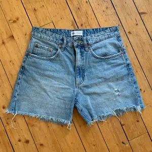 Zara jeansshorts i storlek 36 , i en längre passform/Bermuda shorts 💕