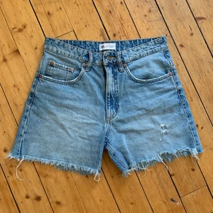 Zara Jeansshorts  - Zara jeansshorts i storlek 36 , i en längre passform/Bermuda shorts 💕