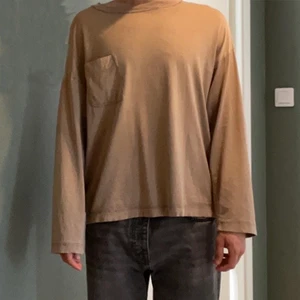Maison Margiela (10) long sleeve  - Har en vintage/Archive och lite distressed Margiela long sleven från 2006 som passar perfekt till sommaren. Den har en riktig cool pass form, längre vid armarna och perfekt croppad vid midjan. 