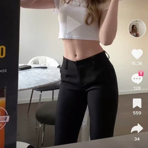 Lågmidjade kostymbyxor - Trendiga svarta lågmidjade kostymbyxor i strl xxs-extra lång längd. De är aldrig använda och har prislappen kvar. Bilderna är lånade men de är exakt samma. Köpta för ungefär 450kr men säljer för 350+frakt eftersom helt nya. 