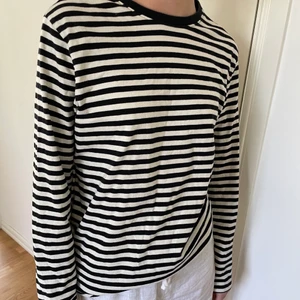 Randig tröja - Svart och vit randig tröja från Monki. Storlek S. 