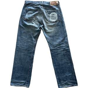 Stilrena bape jeans med ruggig passform i strlk L. Vi uppskattar det till typ 35/32. Kom privat för frågor. #staytrue