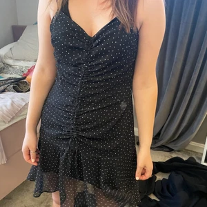 Prickig Klänning🖤🤍 - Prickig söt klänning från Topshop 💟💟 storlek 40, skulle säga att den passar som en 38. 100kr