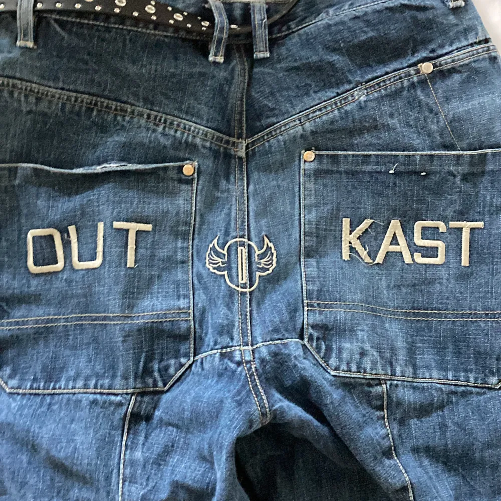 Ett par feta outkast jeans ganska baggy skön stil går i fixa ihop me allt. Jeans & Byxor.